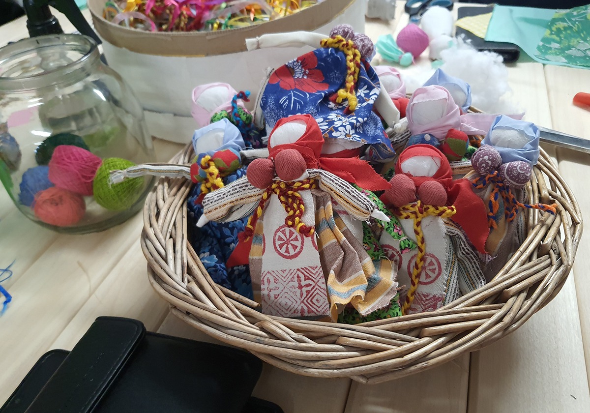 14 февраля в Школе ремёсел касимовского музея-заповедника царила творческая атмосфера: школьники из посёлка Сынтул мастерили тряпичных кукол.